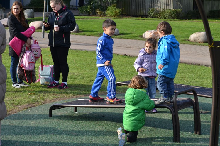 Børn på legeplads, mens voksne kigger på. || Gadehavegård-børn_web.jpg