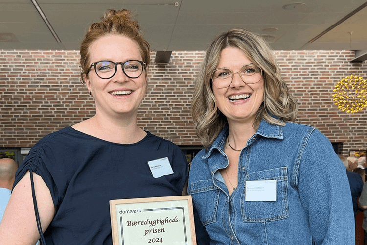To kvinder smiler og fremviser diplom for Domea.dk's bæredygtighedspris 2024 || Domea LK24 Prisvindere 2 Bred2 Web